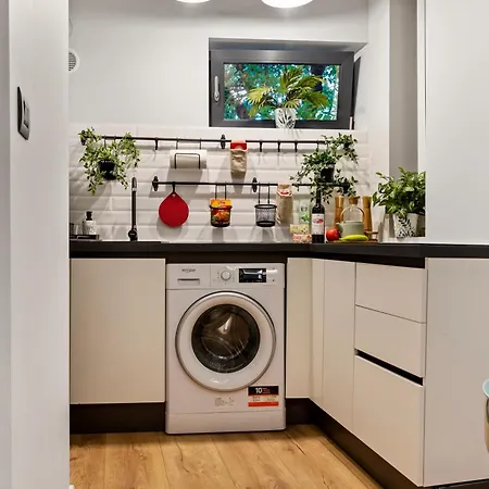 Tova Pearl - Cozy, Modern 2br Apt, Dt, Ultracentral, Chabad Across Street, 20 Min Walk To Old Town Apartment