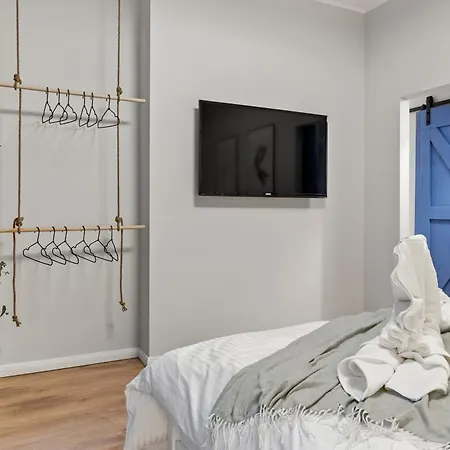 Tova Pearl - Cozy, Modern 2br Apt, Dt, Ultracentral, Chabad Across Street, 20 Min Walk To Old Town Apartment