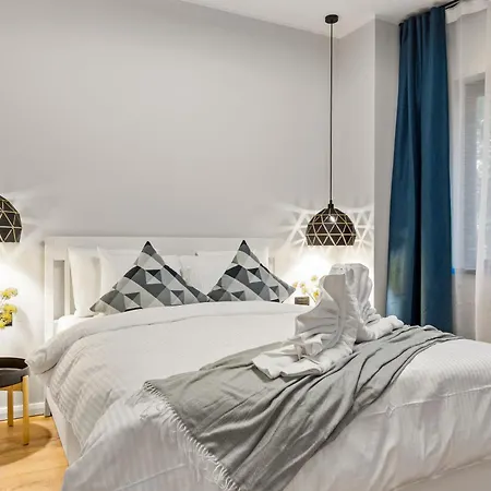 Tova Pearl - Cozy, Modern 2br Apt, Dt, Ultracentral, Chabad Across Street, 20 Min Walk To Old Town Apartment *