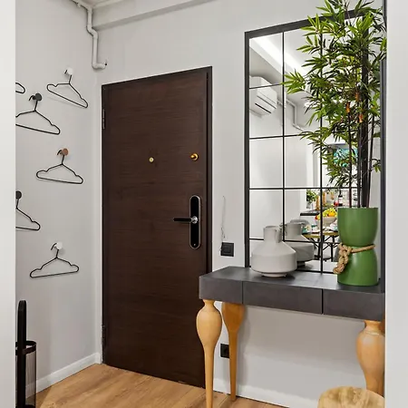 Tova Pearl - Cozy, Modern 2br Apt, Dt, Ultracentral, Chabad Across Street, 20 Min Walk To Old Town Apartment