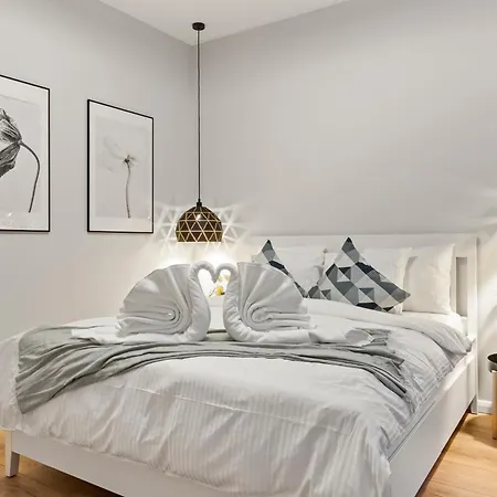 Tova Pearl - Cozy, Modern 2br Apt, Dt, Ultracentral, Chabad Across Street, 20 Min Walk To Old Town Apartment
