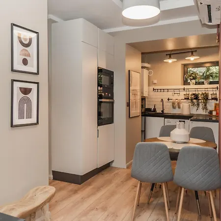 Apartament Tova Pearl - Cozy, Modern 2br Apt, Dt, Ultracentral, Chabad Across Street, 20 Min Walk To Old Town Bucureşti