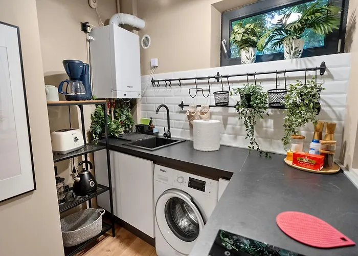 Tova Pearl - Cozy, Modern 2br Apt, Dt, Ultracentral, Chabad Across Street, 20 Min Walk To Old Town *