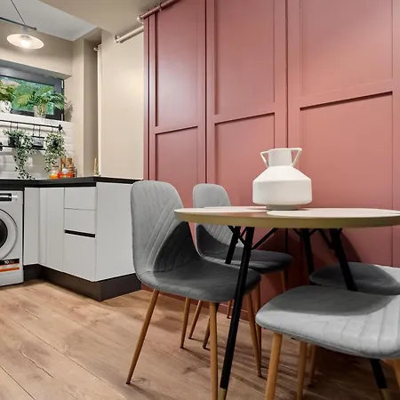 Tova Pearl - Cozy, Modern 2br Apt, Dt, Ultracentral, Chabad Across Street, 20 Min Walk To Old Town Bucarest