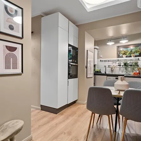 Tova Pearl - Cozy, Modern 2br Apt, Dt, Ultracentral, Chabad Across Street, 20 Min Walk To Old Town Bükreş