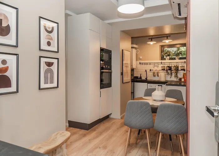 Lejlighed Tova Pearl - Cozy, Modern 2br Apt, Dt, Ultracentral, Chabad Across Street, 20 Min Walk To Old Town Bukarest