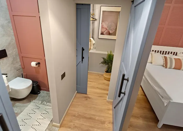 Lejlighed Tova Pearl - Cozy, Modern 2br Apt, Dt, Ultracentral, Chabad Across Street, 20 Min Walk To Old Town Bukarest